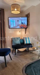 L'établissement LA PLAGE A 2 PAS, vous propose 4 appartements neufs, NETFLIX, lits faits à votre arrivée, serviettes de toilette, Ménage, Wifi, en hyper centre ,Plage à 100m, BOX à Vélos, paiement 3 fois sans frais, prix tout compris à Dieppe