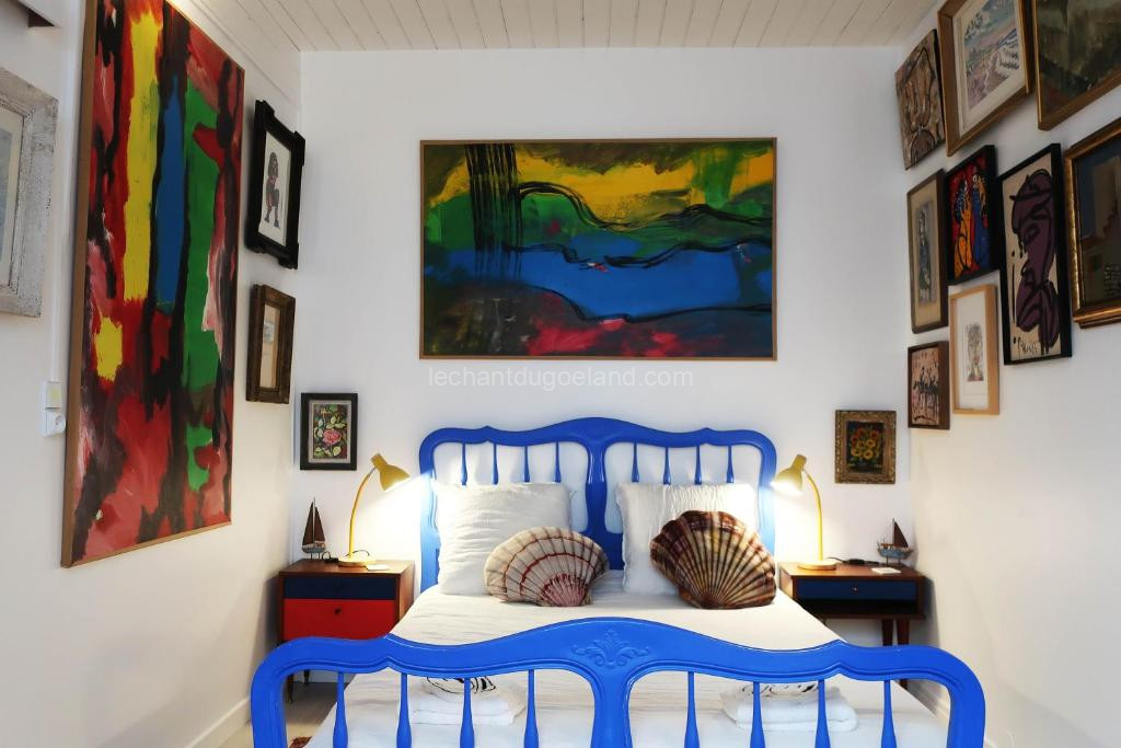 Photo de Une chambre et des tableaux