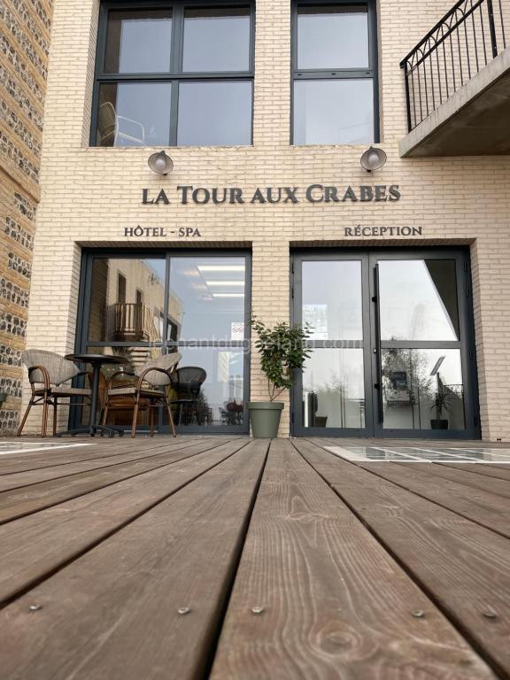 Photo de LA TOUR AUX CRABES près de la plage